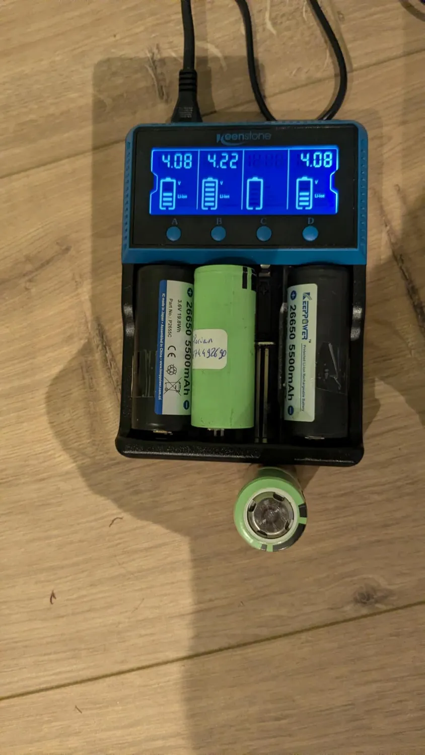 Keenstone chargeur universel 18650 4 emplacements LCD