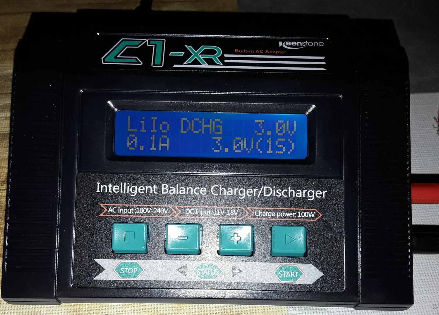 Keenstone chargeur LiPo 100 W 10 A avec déchargeur et connecteurs