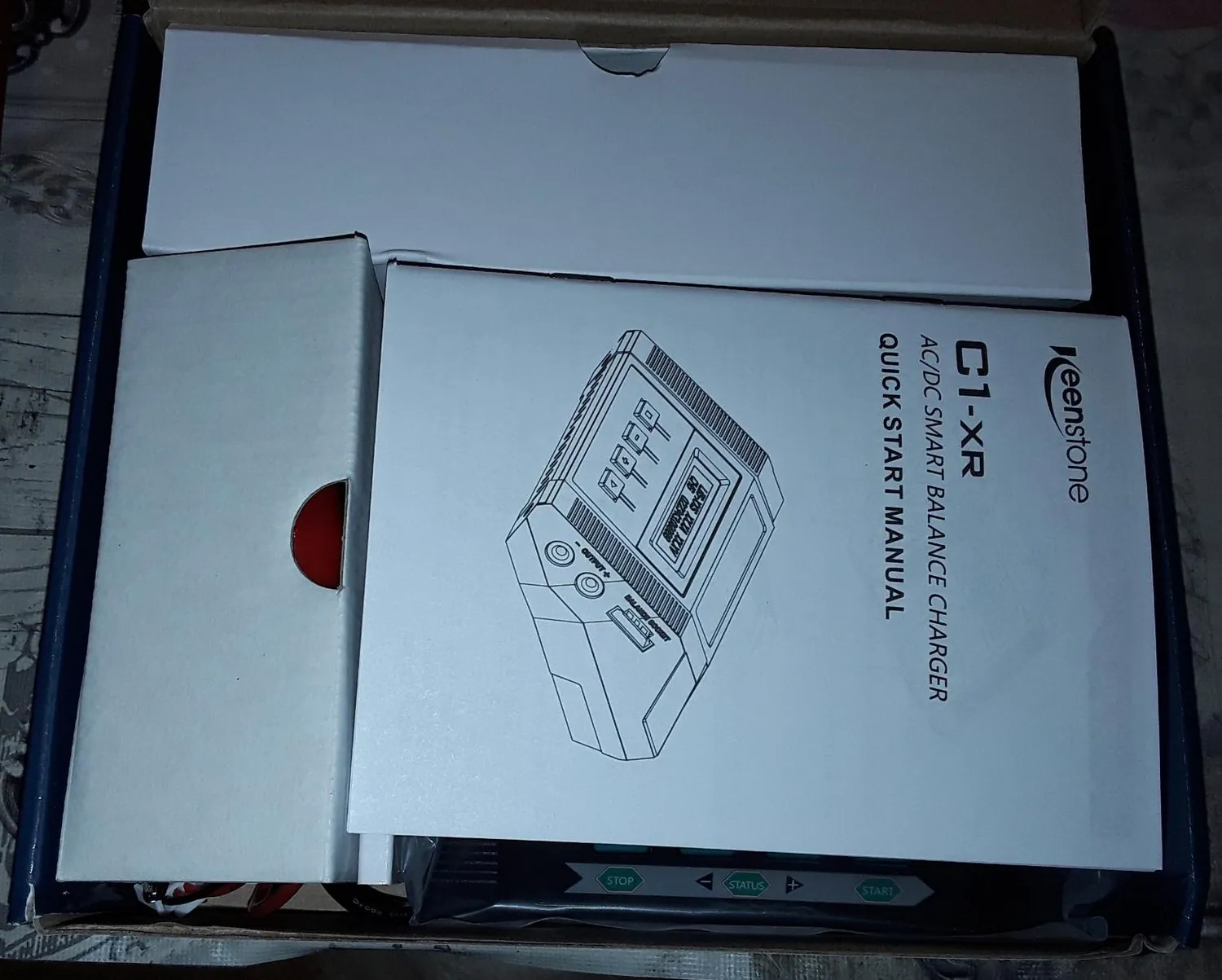 Keenstone chargeur LiPo 100 W 10 A avec déchargeur et connecteurs