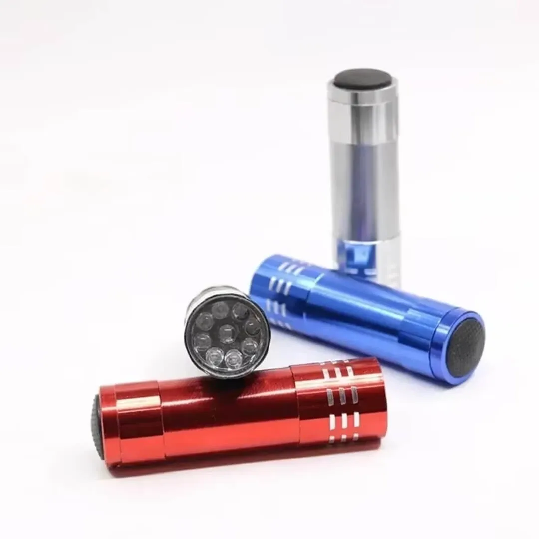 Uniross 9 LED Lampe torche aluminium 30LM piles incluses