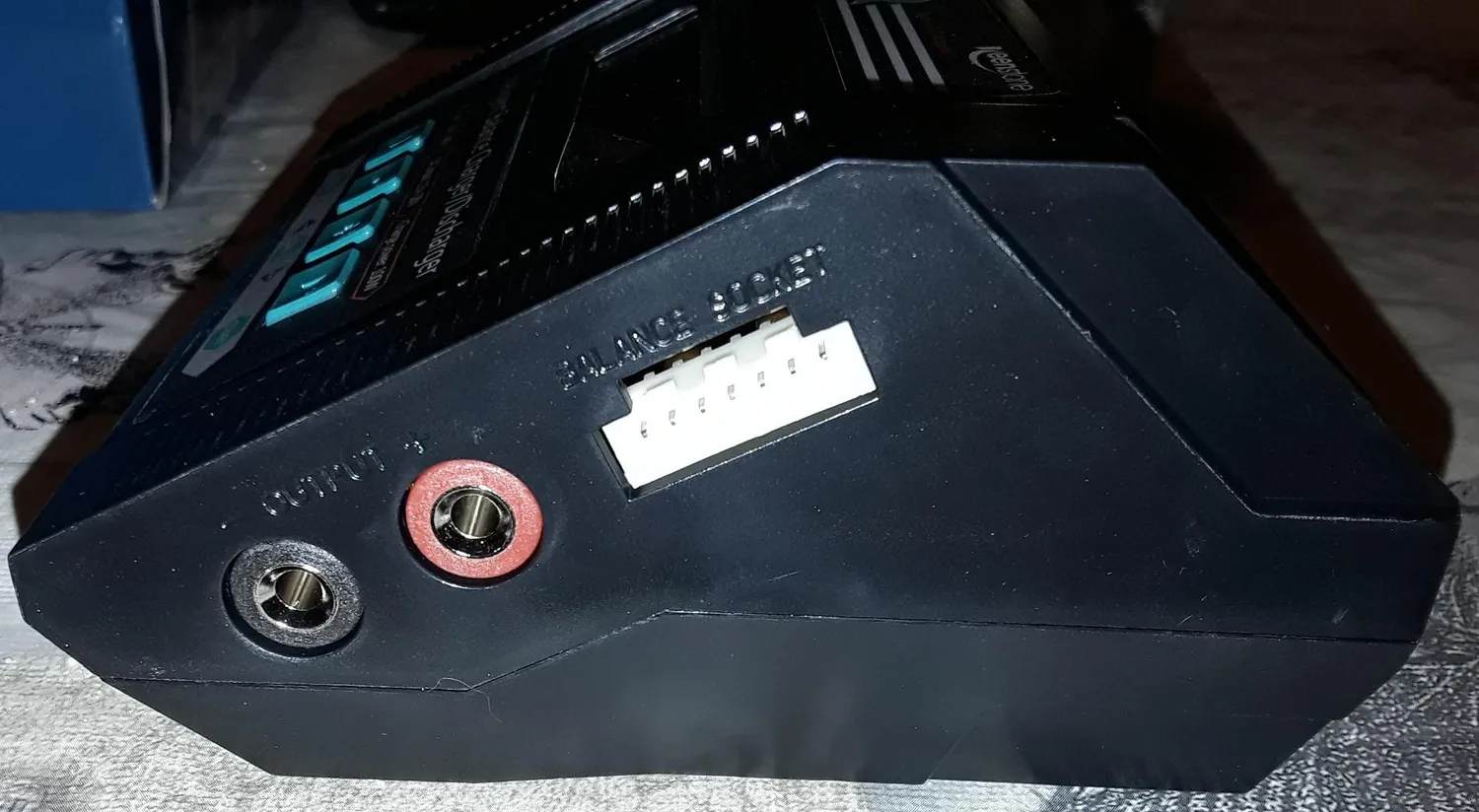 Keenstone chargeur LiPo 100 W 10 A avec déchargeur et connecteurs