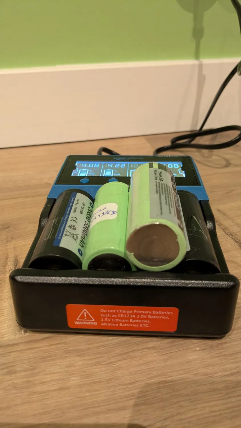 Keenstone chargeur universel 18650 4 emplacements LCD