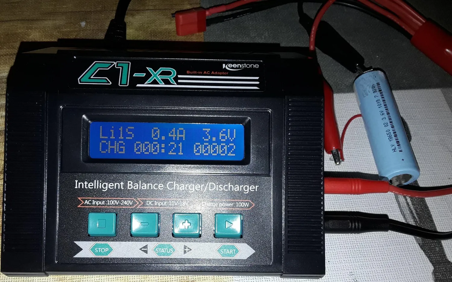 Keenstone chargeur LiPo 100 W 10 A avec déchargeur et connecteurs